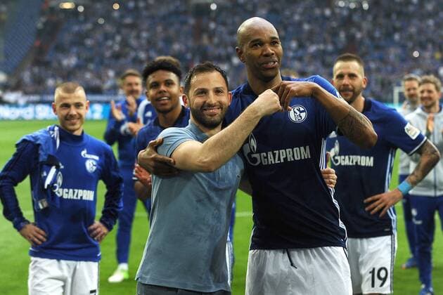 Bilder des Tages - SPORT Fußball 1. Bundesliga 30. Spieltag 1. FC Schalke 04 - Borussia Dortmund am 15.04.2018 in der Veltins Arena in Gelsenkirchen Domenico Tedesco ( Cheftrainer Schalke ), links - Naldo ( Schalke ), rechts