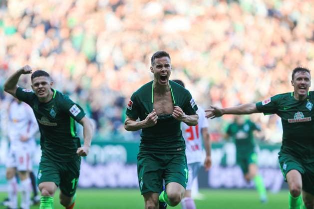 Bilder des Tages - SPORT 15.04.2018, xtgx, Fussball 1. Bundesliga, Werder Bremen - RB Leipzig, emspor, v.l. Niklas Moisander (Bremen, 18) Jubel, Torjubel, jubelt über das Tor, celebrate the goal, celebration Bremen