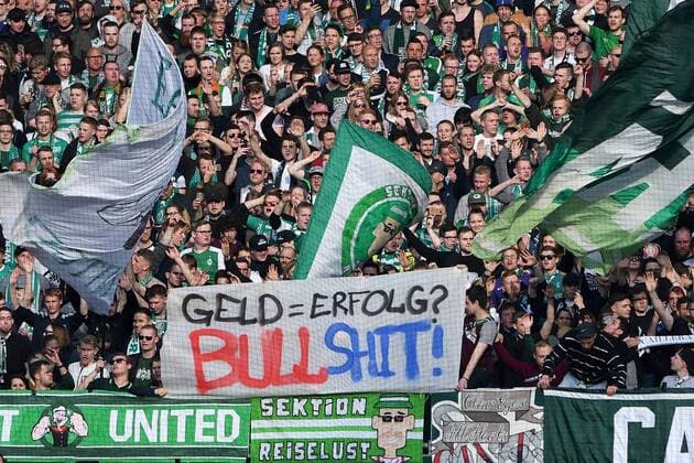 Fussball 1. Bundesliga 30. Spieltag Werder Bremen - RB Leipzig am 15.04.2018 im Weserstadion in Bremen Spruchband der Werder Bremen Fans: Geld = Erfolg - Bullshit