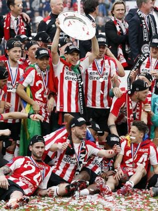 Themen der Woche - SPORT KW15 Bilder des Tages - SPORT Fußball, PSV Eindhoven feiert Gewinn der niederländischen Meisterschaft Hirving Lozano of PSV (with trophy) during the Dutch Eredivisie match between PSV Eindhoven and Ajax Amsterdam at the Phillips stadium on April 15, 2018 in Eindhoven, The Netherlands Dutch Eredivisie 2017 2018 xVIxVIxImagesx xMauricexvanxSteenxIVx 10670501
