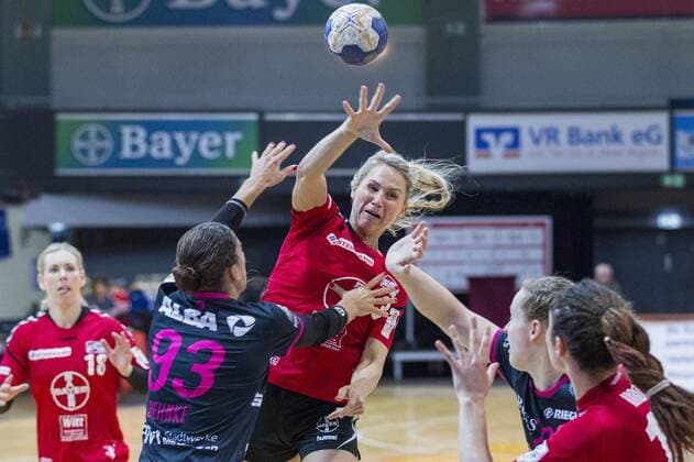Handball-Bundesliga TSV Bayer 04 Leverkusen vs. TuS Metzingen 26:24 Handball-Bundesliga TSV Bayer 04 Leverkusen vs. TuS Metzingen 26:24 am 15. 4. 2018 Leverkusen, Ostermann-Arena, Deutschland Photo: Ralf Kardes Julia Behnke (93) KM Elfe Zivile Jurgutyte (3) RM
