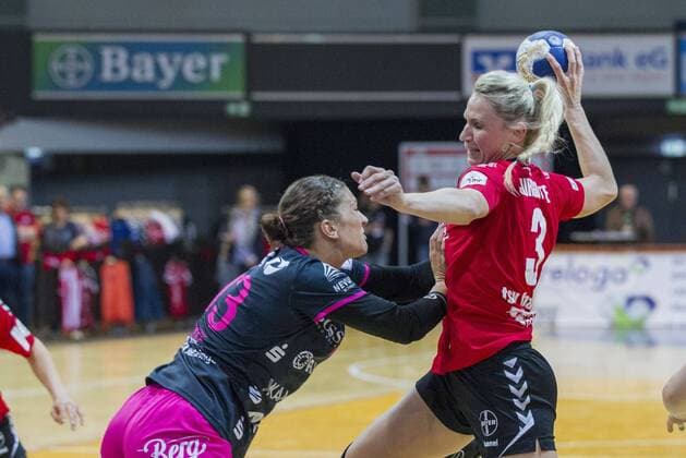 Handball-Bundesliga TSV Bayer 04 Leverkusen vs. TuS Metzingen 26:24 Handball-Bundesliga TSV Bayer 04 Leverkusen vs. TuS Metzingen 26:24 am 15. 4. 2018 Leverkusen, Ostermann-Arena, Deutschland Photo: Ralf Kardes Shenia Minevskaja (13) RL RM Elfe Zivile Jurgutyte (3) RM