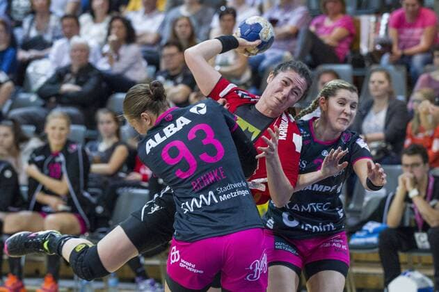 Handball-Bundesliga TSV Bayer 04 Leverkusen vs. TuS Metzingen 26:24 Handball-Bundesliga TSV Bayer 04 Leverkusen vs. TuS Metzingen 26:24 am 15. 4. 2018 Leverkusen, Ostermann-Arena, Deutschland Photo: Ralf Kardes Julia Behnke (93) KM Elfe Jenny Karolius (14) KM Spitzname: Flummi Marlene Zapf (2) RA RR