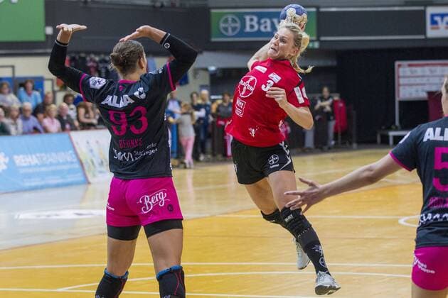 Handball-Bundesliga TSV Bayer 04 Leverkusen vs. TuS Metzingen 26:24 Handball-Bundesliga TSV Bayer 04 Leverkusen vs. TuS Metzingen 26:24 am 15. 4. 2018 Leverkusen, Ostermann-Arena, Deutschland Photo: Ralf Kardes Julia Behnke (93) KM Elfe Zivile Jurgutyte (3) RM