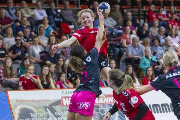 Handball-Bundesliga TSV Bayer 04 Leverkusen vs. TuS Metzingen 26:24 Handball-Bundesliga TSV Bayer 04 Leverkusen vs. TuS Metzingen 26:24 am 15. 4. 2018 Leverkusen, Ostermann-Arena, Deutschland Photo: Ralf Kardes Delaila Amega (5) RM Elfe Amelie Berger (23) RA Elfe Anna Seidel (4) KM
