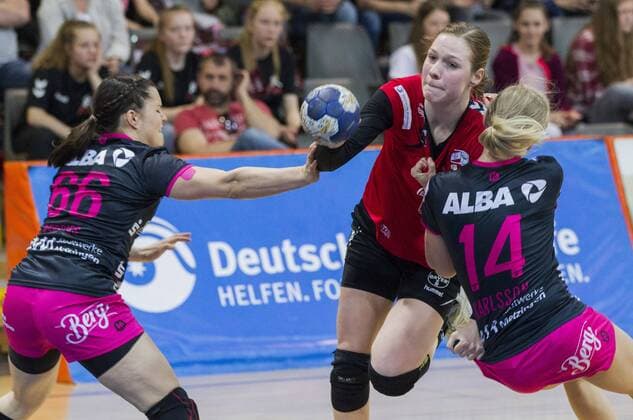 Handball-Bundesliga TSV Bayer 04 Leverkusen vs. TuS Metzingen 26:24 Handball-Bundesliga TSV Bayer 04 Leverkusen vs. TuS Metzingen 26:24 am 15. 4. 2018 Leverkusen, Ostermann-Arena, Deutschland Photo: Ralf Kardes Katharina Beddies (66) LA Elfe Annfleur Bruggemann (11) RL Stina Karlsson (14) RM