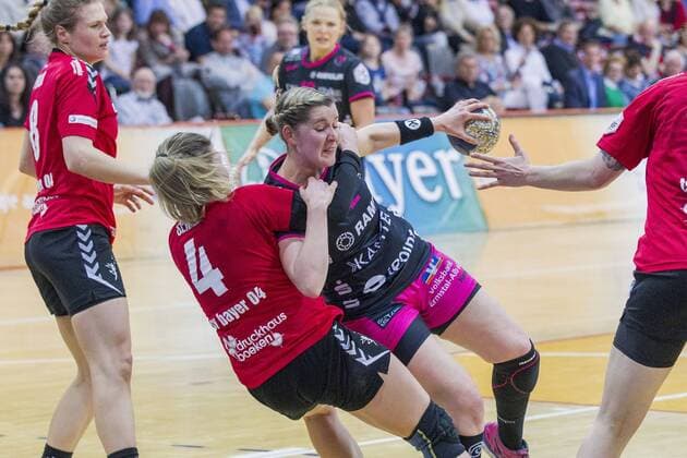Handball-Bundesliga TSV Bayer 04 Leverkusen vs. TuS Metzingen 26:24 Handball-Bundesliga TSV Bayer 04 Leverkusen vs. TuS Metzingen 26:24 am 15. 4. 2018 Leverkusen, Ostermann-Arena, Deutschland Photo: Ralf Kardes Elfe Anna Seidel (4) KM Marlene Zapf (2) RA RR