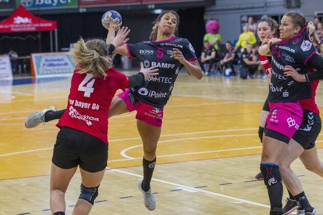 Handball-Bundesliga TSV Bayer 04 Leverkusen vs. TuS Metzingen 26:24 Handball-Bundesliga TSV Bayer 04 Leverkusen vs. TuS Metzingen 26:24 am 15. 4. 2018 Leverkusen, Ostermann-Arena, Deutschland Photo: Ralf Kardes Elfe Anna Seidel (4) KM Delaila Amega (5) RM