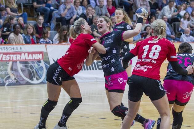 Handball-Bundesliga TSV Bayer 04 Leverkusen vs. TuS Metzingen 26:24 Handball-Bundesliga TSV Bayer 04 Leverkusen vs. TuS Metzingen 26:24 am 15. 4. 2018 Leverkusen, Ostermann-Arena, Deutschland Photo: Ralf Kardes Elfe Zivile Jurgutyte (3) RM Marlene Zapf (2) RA RR