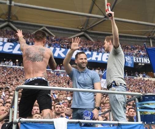 Themen der Woche - SPORT KW15 Bilder des Tages - SPORT FC Schalke 04 - Borussia Dortmund 2:0 15.04.2018. Trainer Domenico Tedesco (S04) im Schalker Fanblock. *** FC Schalke 04 Borussia Dortmund 2 0 15 04 2018 Trainer Domenico Tedesco S04 in the Schalke fan block HM