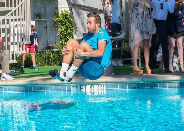 Themen der Woche - SPORT KW15 Bilder des Tages - SPORT HOUSTON, TX - APRIL 15: Steve Johnson of the United States jumps in the pool in celebration of his win, beating Tennys Sandgren of the United States during the Men s Clay Court championship match on April 15, 2018 at River Oaks Country Club in Houston, Texas. (Photo by Leslie Plaza Johnson Icon Sportswire) TENNIS: APR 15 US Men s Clay Court Championships Icon180415050 EDITORIAL USE ONLY