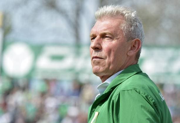 Fußball-Regionalliga 2017 18, 29. Spieltag BSG Chemie Leipzig - BFC Dynamo Berlin (15.04.2018) Chemie-Trainer Dietmar Demuth nachdenklich, schaut auf das Spiel. Leipzig Sachsen Deutschland
