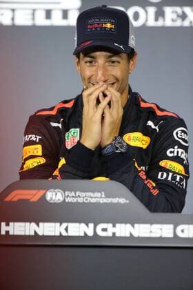 Bilder des Tages - SPORT Australian F1 driver Daniel Ricciardo of Red Bull Racing reacts during the press conference PK Pressekonferenz after winning the 2018 Formula One Chinese Grand Prix at the Shanghai International Circuit in Shanghai, China, 15 April 2018. Red Bull driver Daniel Ricciardo yanked off his right shoe, poured champagne into it as he stood on the podium, and then drank up to his unlikely victory in Sunday s Chinese Grand Prix. The Australian started from the third row, but took advantage when the safety car came out on the 31st lap to allow him to get fresh, soft tires when the other leaders were running on worn rubber and couldn t get in quickly to change. Red Bull s Daniel Ricciardo wins Chinese Grand Prix; 6th career win  20180415_08670