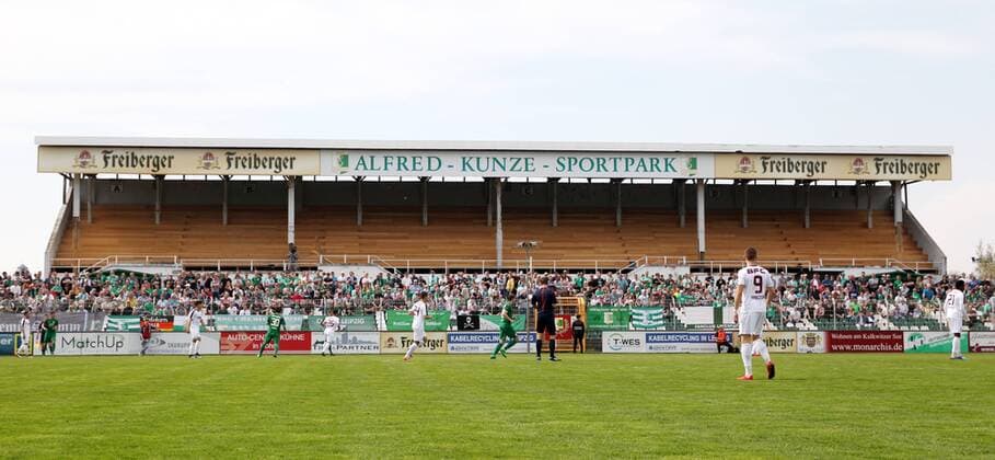 Chemie Leipzig - BFC Fussball Regionalliga Leipzig, 15.04.2018, Alfred-Kunze-Sportpark, Fussball, Regionalliga NO , BSG Chemie Leipzig vs. BFC Dynamo Berlin 1:0 (1:0) , Im Bild: Die Tribüne im Chemiestadion wird z.Z. saniert. ,