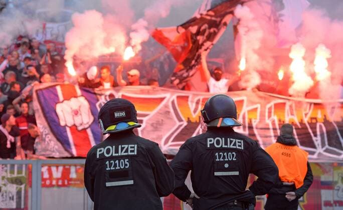 Koelner Fans zuenden Pyrotechnik vor dem Spiel, Polizisten beobachten die Szene, Fussball 1. Bundesliga, 30. Spieltag, Hertha BSC Berlin (B) - 1. FC Koeln (K) 2:1, am 14.04.2018 in Berlin Deutschland. Â *** Koelner fans finish pyrotechnics before the game Policemen watch the scene Soccer 1 Bundesliga 30 Matchday Hertha BSC Berlin B 1 FC Koeln K 2 1 am 14 04 2018 in Berlin Germany Â