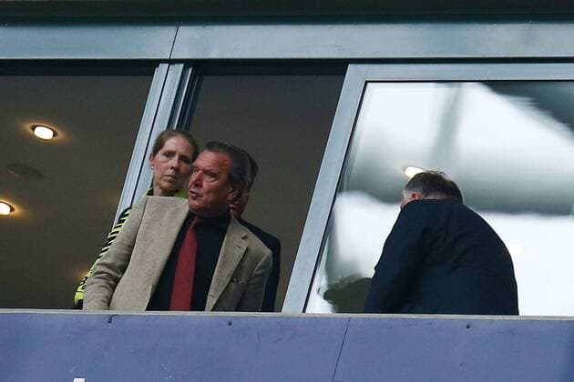 15.04.2018, xkvx, Fussball 1. Bundesliga, FC Schalke 04 - Borussia Dortmund, emspor, v.l. Sigmar Gabriel (SPD), Alt-Kanzler Gerhard Schroeder mit seiner Freundin Koreanerin Soyeon Kim in der GAZPROM Loge Gelsenkirchen *** 15 04 2018 xkvx Football 1 Bundesliga FC Schalke 04 Borussia Dortmund emporer Sigmar Gabriel SPD Former Chancellor Gerhard Schroeder and his girlfriend Korean Soyeon Kim in the GAZPROM Lodge Gelsenkirchen