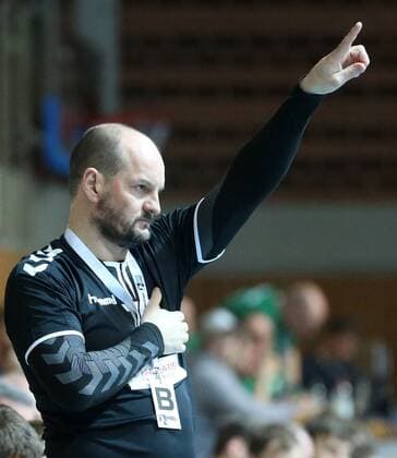 v.li.: Trainer Torge Greve (VfL Lübeck-Schwartau) gibt Anweisungen, gestikuliert, mit den Armen gestikulieren, gives instructions, gesticulate, DKB 2. Handball-Bundesliga, DJK Rimpar Wölfe -VfL Lübeck-Schwartau,