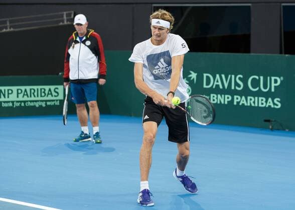 ALEXANDER ZVEREV (GER) trainiert, Vater steht im Hintergrund,Training, Tennis - Davis Cup 2018 - ITF Davis Cup - Pat Rafter Arena - Brisbane - - Australia - 1 February 2018. Â Copyright: xJuergenxHasenkopfx
