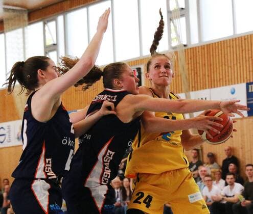 Leonie Fiebich (re.) (Jahn München) im Duell Basketball Frauen 2. BL Jahn München - Eisvögel USC Freiburg 15.04.2018