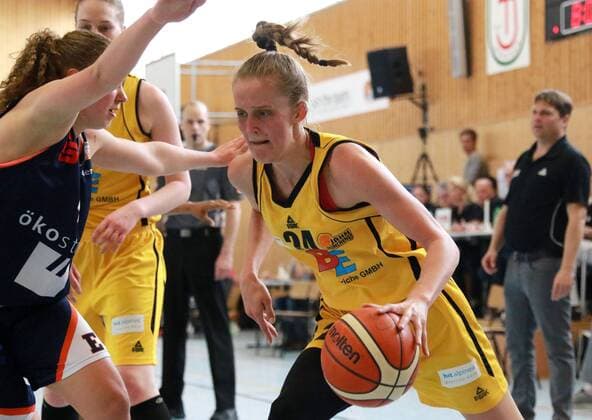 Leonie Fiebich (mit Ball) (Jahn München) im Duell Basketball Frauen 2. BL Jahn München - Eisvögel USC Freiburg 15.04.2018