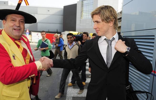 - ZAVENTEM, BELGIUM: Spain s soccer player Fernando Torres shakes hands with popular Spanish soccer fan Manolo El Del Bombo, as the Spanish national soccer team arrives at Brussels International Airport, on Monday 13 October 2008. Spain plays a Soccer Worldchampioship 2010 qualification match against Belgium next Wednesday. ERICxLALMAND  x10764647x