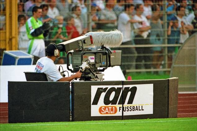 Aus 1. BL Saison 1997 98 VfL Wolfsburg gegen den Hamburger Sportverein (HSVHbg.) 1:1. Im Foto: SAT.1 Fussball ran Kamera *** From 1 BL season 1997 98 VfL Wolfsburg against the Hamburger Sportverein HSVHbg 1 1 In the picture SAT 1 Fussball ran Kamera