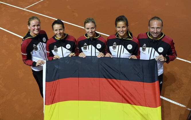 Bilder des Tages - SPORT German Fedcup Team from left: Anna-Lena Groenefeld,Tatjana Maria,Angelique Kerber,Julia Goerges and Teamcaptain Jens Gerlach