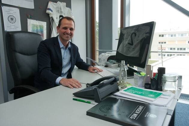 Panagiotis Joti Chatzialexiou (DFB, Sportlicher Leiter Nationalmannschaften) an seinem Schreibtisch in seinem Büro.