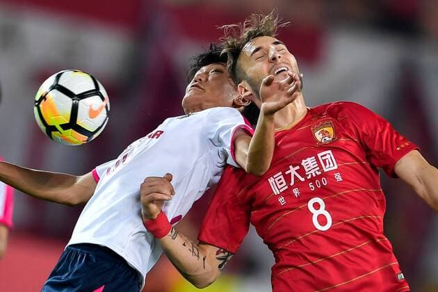 Bilder des Tages - SPORT Serbian football player Nemanja Gudelj, right, of China s Guangzhou Evergrande Taobao FC, heads the ball against a player of Japan s Cerezo Osaka FC in their Group G match during the 2018 AFC Champions League in Guangzhou city, south China s Guangdong province, 17 April 2018. Brazilian striker Alan Carvalho scored twice in the second half to help Guangzhou Evergrande beat the visiting side Cerezo Osaka from Japan 3-1 in a Group G game, final round of the AFC Champions League group stage on Tuesday night. After this game, Guangzhou Evergrande remained unbeaten in this group, earning 12 points and place the first to progress to the knock-out stage of the AFC Champions League, while Buriram United from Thailand managed a 1-0 win over home team Jeju United from South Korea and secured another place in the knock-out stage. Huang Bowen broke the deadlock for Guangzhou Evergrande early in the fifth minute, as the 30-year-old midfielder received the pass from Li Xuepeng, got away from defenders in the penalty area and scored the opening goal. Guangzhou Evergrande beat Cerezo Osaka 3-1 in AFC Champions League  20180417_08362