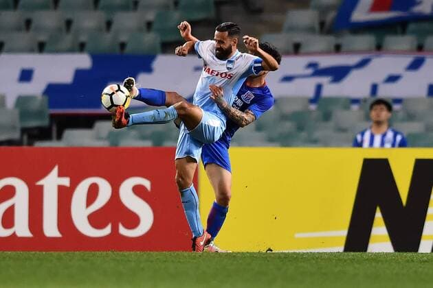 Alex Brosque of Australia s Sydney FC challenges a player of China s Shanghai Shenhua FC in their Group H match during the 2018 AFC Champions League in Sydney, New South Wales, Australia, 17 April 2018. China s Shanghai Shenhua kept Sydney F.C. scoreless on their trip down under to the Allianz stadium on Tuesday (17 April 2018) evening, holding the Australian domestic champions to a nail-biting 0-0 draw. Although the Sydneysiders dominated the ball in the first half of the Asian Champions League contest with a whopping 67 percent possession, the Sky-Blues were unable to convert their chances in front of goal. Only two of their eight shots were meant for the back of the net. Shanghai Shenhua holds Sydney FC to 0-0 draw in fiery match  20180417_51596