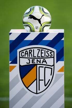 Jena, 17.04.2018, Ernst-Abbe-Sportfeld, Fussball, 3. Liga, Nachholspiel vom 30. Spieltag , FC Carl Zeiss Jena - 1. FC Magdeburg 1:5 (0:3) , Im Bild: Puma Fussball auf Ballstele mit FC Carl Zeiss Jena Logo ,