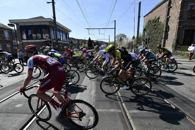 Illustration picture shows the pack of riders after a small break at a railway crossing during the 82nd edition of the men s race of La Fleche Wallonne , a one day cycling race (Waalse Pijl - Walloon Arrow), 198,5km from Seraing to Huy, Wednesday 18 April 2018. ERICxLALMAND  x05331178x
