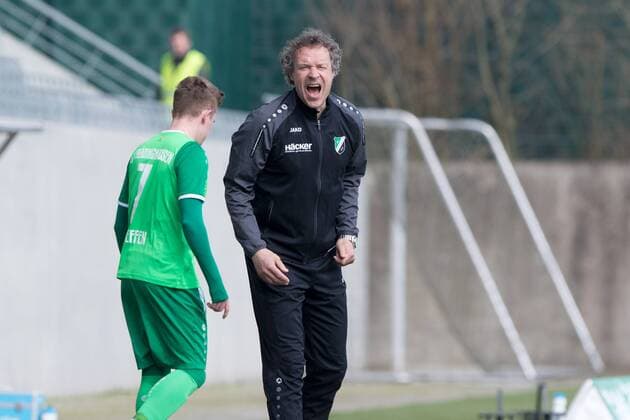 Fußball, Trainerhistorie SV Rödinghausen von 2014 bis heute Roedinghausen, Deutschland 31.03.2018: Regionalliga West - 2017 2018 - SV Roedinghausen vs. Bonner SC Trainer Alfred Nijhuis (Roedinghausen) Roedinghausen Nordrhein-Westfalen Deutschland Haecker Wiehenstadion