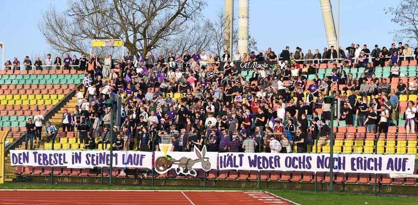 Fussball, Herren, Saison 2017 2018, Halbfinale im Berliner Pilsner-Pokal, BFC Dynamo - Tennis Borussia, Fans von TeBe, Den TeBesel in seinem Lauf hält weder Ochs noch Erich auf, 18.04. 2018, Copyright: xMatthiasxKochx