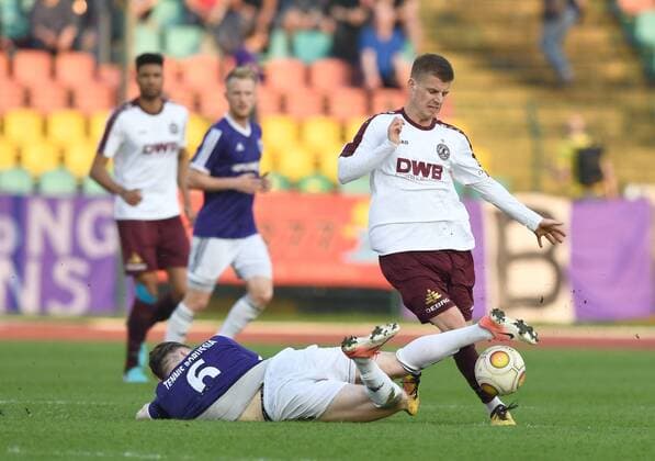 Fussball, Herren, Saison 2017 2018, Halbfinale im Berliner Pilsner-Pokal, BFC Dynamo - Tennis Borussia, v. l. Alexander Schmidt (TeBe, Tennis Borussia), Björn Lambach (BFC Dynamo), 18.04. 2018, Copyright: xMatthiasxKochx