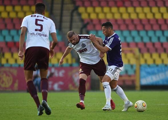 Fussball, Herren, Saison 2017 18, Halbfinale im Berliner Pilsner-Pokal, BFC Dynamo - Tennis Borussia Berlin, Bilal Cubukcu (Nr. 10, BFC Dynamo), Karim Benyamina (Nr. 33, Tennis Borussia Berlin), 18.04.18, Copyright: xMichaelxHundtx xMatthiasxKochx
