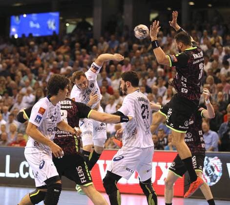 Foto : Torwurf von Valentin Porte gegen Tobias Karlsson ( Flensburg ) Handball Herren am 18.04.2018 Champions - League SG Flensburg - Montpellier