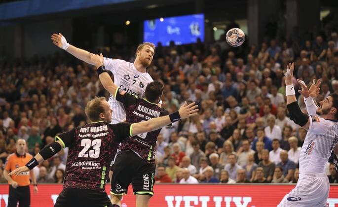 Foto : Jonas Truchanovicius gegen Tobias Karlsson ( Flensburg ) Handball Herren am 18.04.2018 Champions - League SG Flensburg - Montpellier