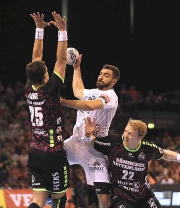 Foto : Torwurf von Baptiste Bonnefond gegen Rasmus Lauge ( Flensburg ) Handball Herren am 18.04.2018 Champions - League SG Flensburg - Montpellier