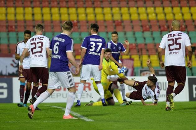 Fussball, Herren, Saison 2017 18, Halbfinale im Berliner Pilsner-Pokal, BFC Dynamo - Tennis Borussia Berlin, David Al-Azzawe (Nr. 15, BFC Dynamo) erzielt gegen TW Stephan Flauder (Nr. 1, Tennis Borussia Berlin) das Tor zum 1:0, 18.04.18, Copyright: xMichaelxHundtx xMatthiasxKochx