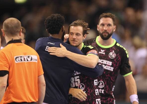 Foto : nach dem Abpfiff , Kentin Mahe ( Flensburg ) umarmt Theophile Causse Handball Herren am 18.04.2018 Champions - League SG Flensburg - Montpellier 28 - 28