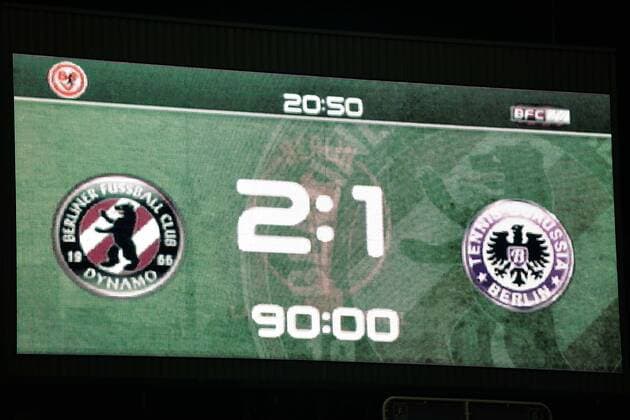 Fussball, Herren, Saison 2017 18, Halbfinale im Berliner Pilsner-Pokal, BFC Dynamo - Tennis Borussia Berlin, Anzeigetafel mit dem 2:1-Endstand, 18.04.18, Copyright: xMichaelxHundtx xMatthiasxKochx