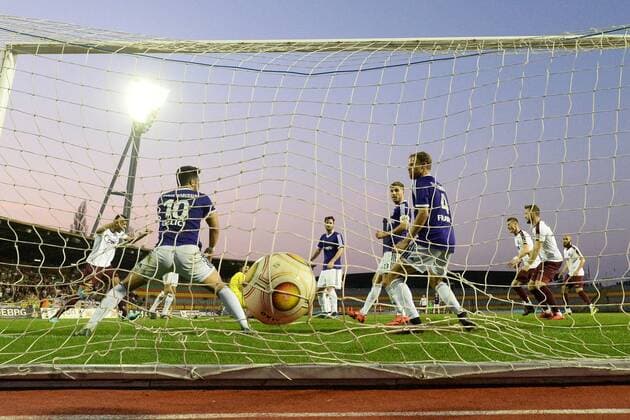 Fussball, Herren, Saison 2017 18, Halbfinale im Berliner Pilsner-Pokal, BFC Dynamo - Tennis Borussia Berlin, David Al-Azzawe (Nr. 15, BFC Dynamo) erzielt gegen TW Stephan Flauder (Nr. 1, Tennis Borussia Berlin) das Tor zum 1:0 18.04.18, Copyright: xMichaelxHundtx xMatthiasxKochx