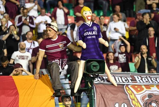 Fussball, Herren, Saison 2017 2018, Halbfinale im Berliner Pilsner-Pokal, BFC Dynamo - Tennis Borussia, Fan vom BFC mit Gummipuppe im Trikot der Hans-Rosenthal-Elf (war TeBe-Fan), Jubel nach dem Abpfiff, 18.04. 2018, Copyright: xMatthiasxKochx
