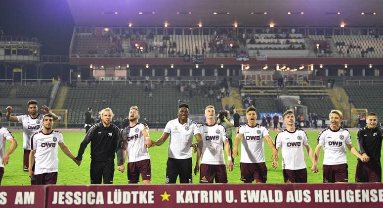 Fussball, Herren, Saison 2017 2018, Halbfinale im Berliner Pilsner-Pokal, BFC Dynamo - Tennis Borussia, BFC, Jubel nach dem Abpfiff, 18.04. 2018, Copyright: xMatthiasxKochx