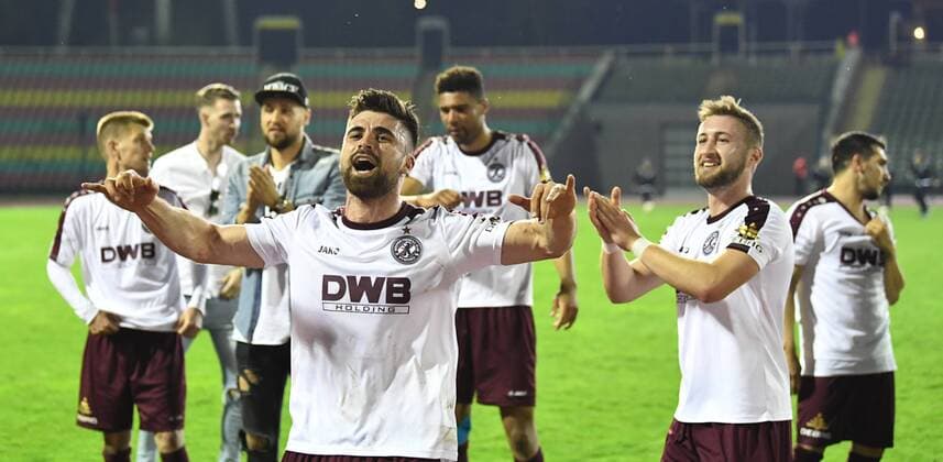 Fussball, Herren, Saison 2017 2018, Halbfinale im Berliner Pilsner-Pokal, BFC Dynamo - Tennis Borussia, v. l. David Kamm Al-Azzawe (BFC Dynamo), Vincent Rabiega (BFC Dynamo, Preiss), Jubel nach dem Abpfiff, 18.04. 2018, Copyright: xMatthiasxKochx