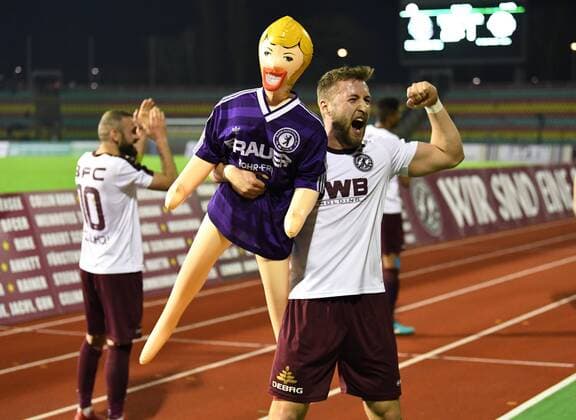 Bilder des Tages - SPORT Fussball, Herren, Saison 2017 2018, Halbfinale im Berliner Pilsner-Pokal, BFC Dynamo - Tennis Borussia, Bilal Cubukcu (BFC Dynamo), Vincent Rabiega (BFC Dynamo) mit Gummipuppe aus dem Fanblock im Trikot der Hans-Rosenthal-Elf (war TeBe-Fan), Jubel nach dem Abpfiff, 18.04. 2018, Copyright: xMatthiasxKochx