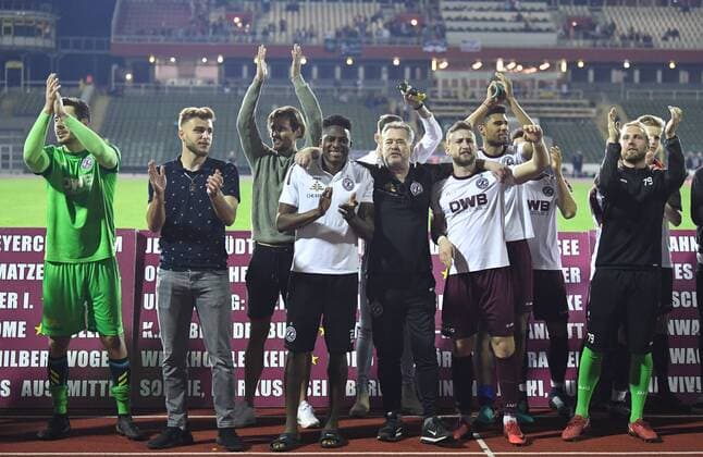 Fussball, Herren, Saison 2017 2018, Halbfinale im Berliner Pilsner-Pokal, BFC Dynamo - Tennis Borussia, NFC bei den Fans, Jubel nach dem Abpfiff, links Torwart Bernhard Hendl (BFC Dynamo), 3. v. l. Solomon Okoronkwo (BFC Dynamo), ganz rechts Torwart Kevin Sommer, 18.04. 2018, Copyright: xMatthiasxKochx
