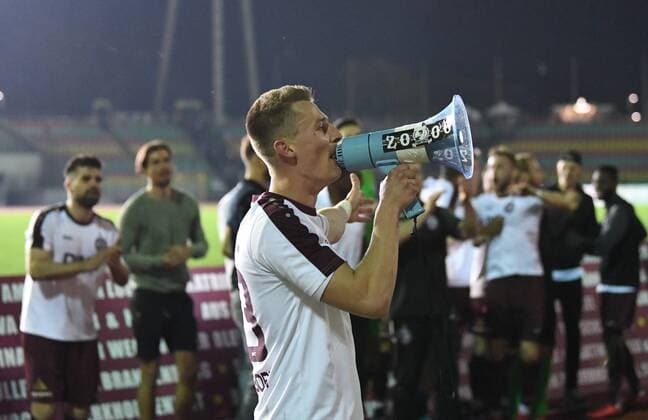 Fussball, Herren, Saison 2017 2018, Halbfinale im Berliner Pilsner-Pokal, BFC Dynamo - Tennis Borussia, Matthias Steinborn (BFC Dynamo) mit Megafon bei den Fans, Jubel nach dem Abpfiff, 18.04. 2018, Copyright: xMatthiasxKochx