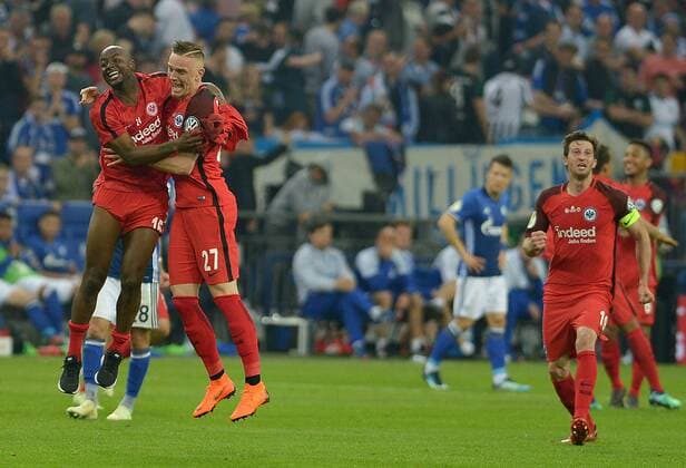 Themen der Woche - SPORT Bilder des Tages - SPORT Gelsenkirchen, Germany 18.04.2018, DFB-Pokal, Halbfinale, FC Schalke 04 - Eintracht Frankfurt, Jubel Spieler Frankfurt nach Spielende ( DeFodi521 *** Gelsenkirchen Germany 18 04 2018 DFB Pokal Semifinals FC Schalke 04 Eintracht Frankfurt Jubilation Player Frankfurt after the game DeFodi521